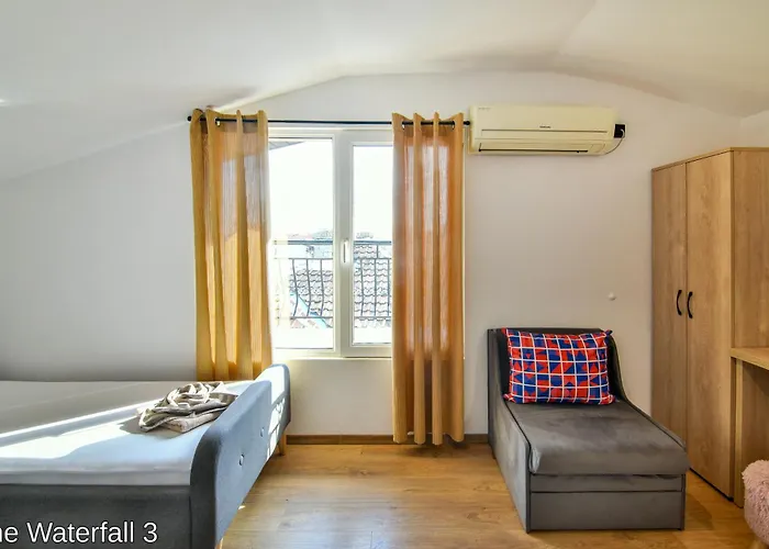 The Waterfall Free Parking 3*