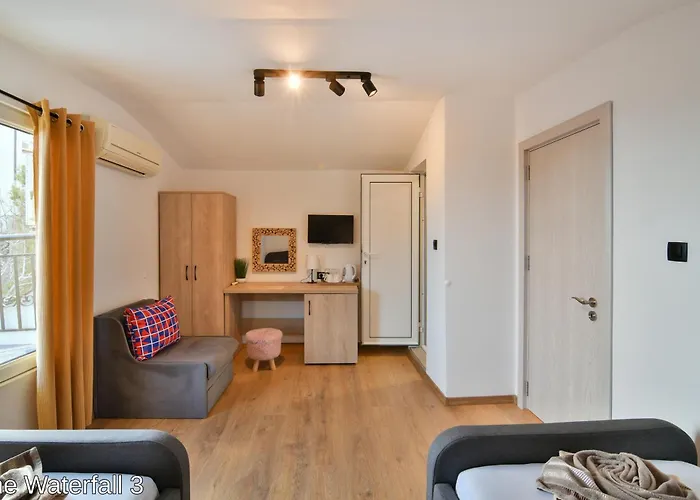 The Waterfall Free Parking 3*