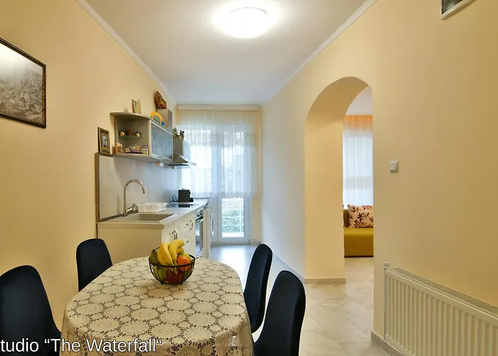 Гостьовий будинок The Waterfall Free Parking