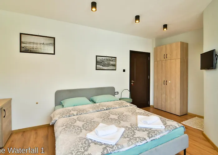 Гостьовий будинок The Waterfall Free Parking