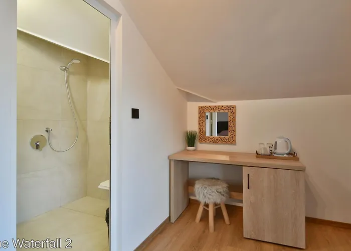 Гостьовий будинок The Waterfall Free Parking 3*