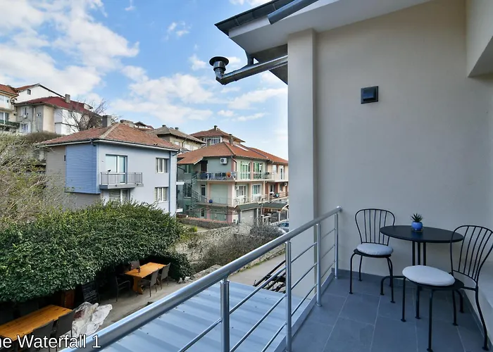 Гостьовий будинок The Waterfall Free Parking 3*